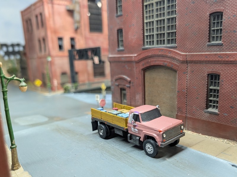Custom Built 1/87 HO Scale 1970s Ford F600 Flatbed Delivery Truck