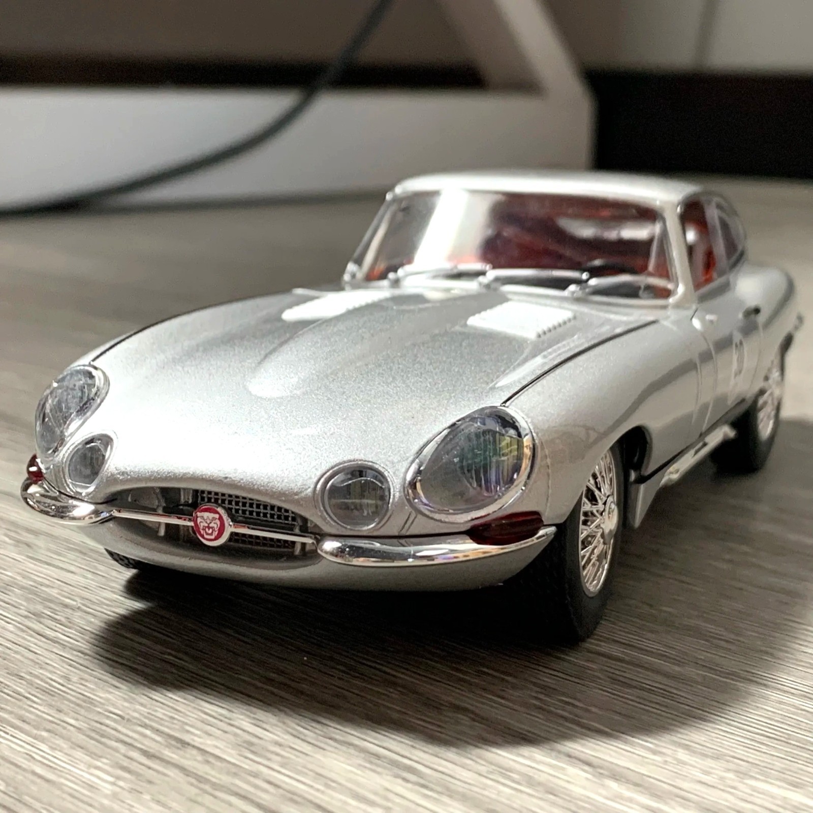 1:24 Jaguar E-Type Vintage Diecast Car – 1961 Classic Model w/ Light Toy Gift