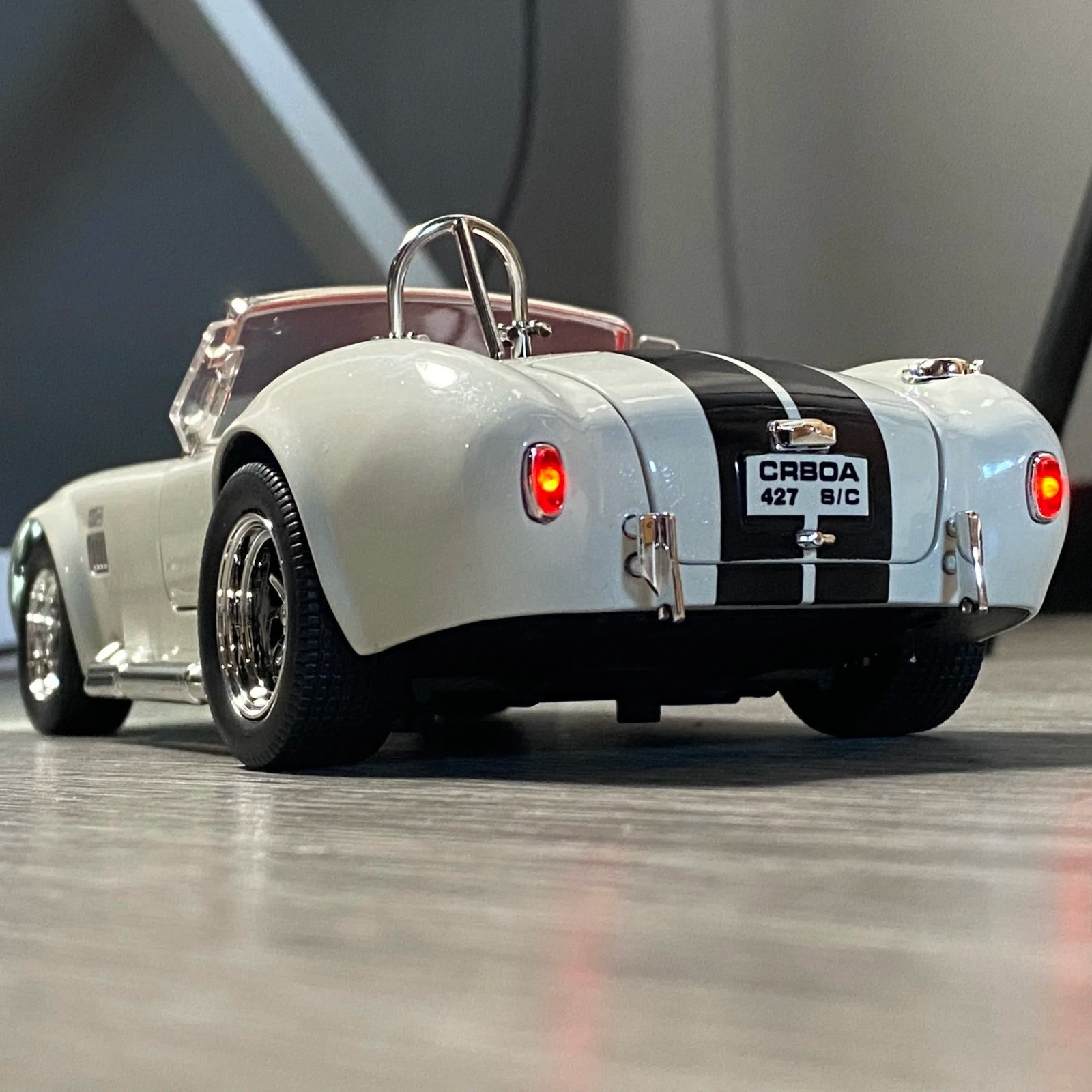 1:24 Ford Shelby Cobra 427 S/C Diecast-Light Sound Vintage Charm for Collectors