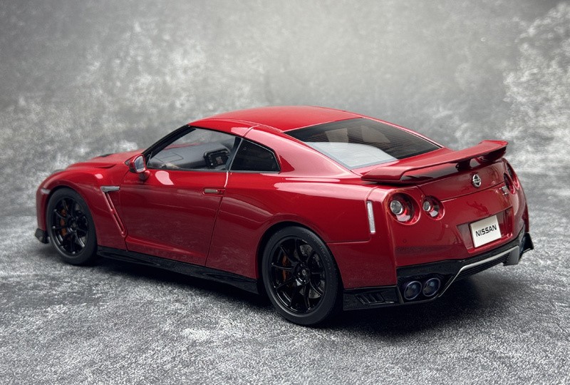 MotorHelix 1/18 Nissan GTR R35 Track Edition NISMO T-Spec 2020 Diecast Model Car