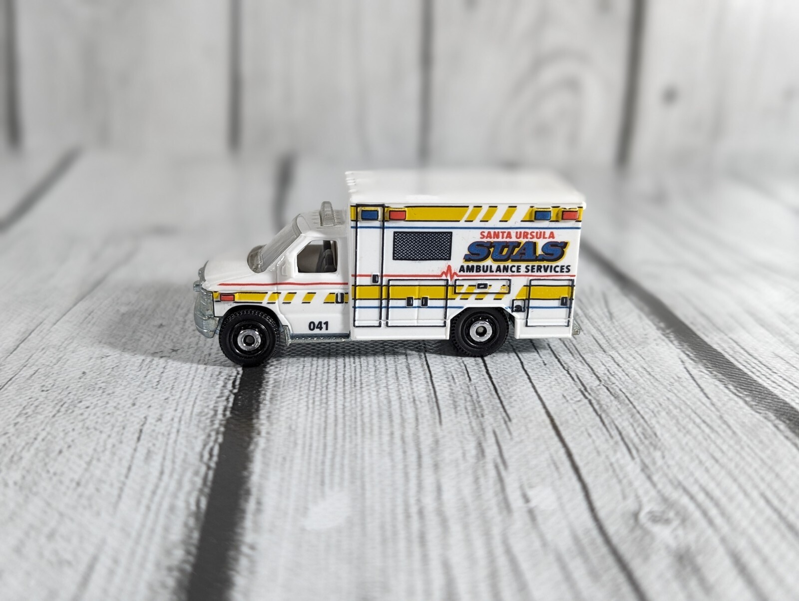Matchbox Ford E-350 E350 Ambulance Santa Ursula SUAS 2009 MB944 EMS car diecast