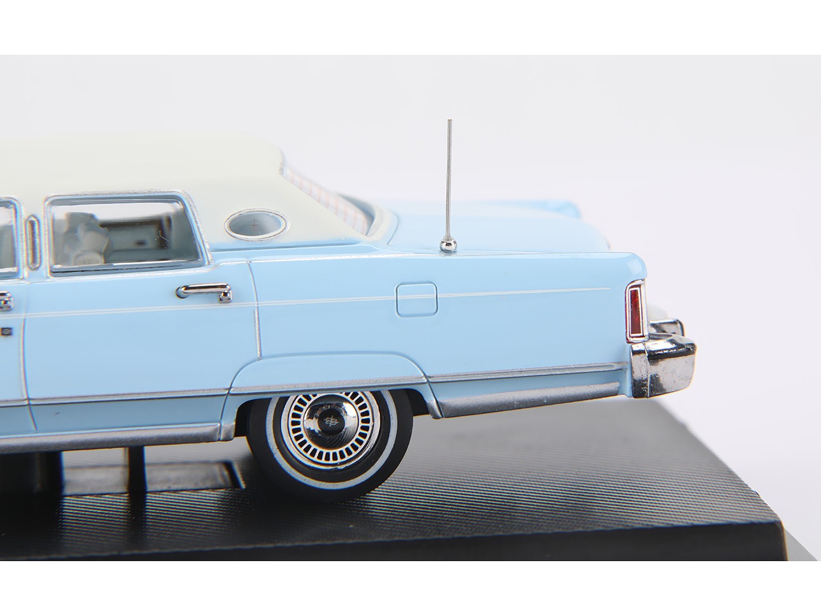 1979 LINCOLN CONTINENTAL TOWN CAR WEDGEWOOD BLUE 1/64 DIECAST BY SUN STAR 60004