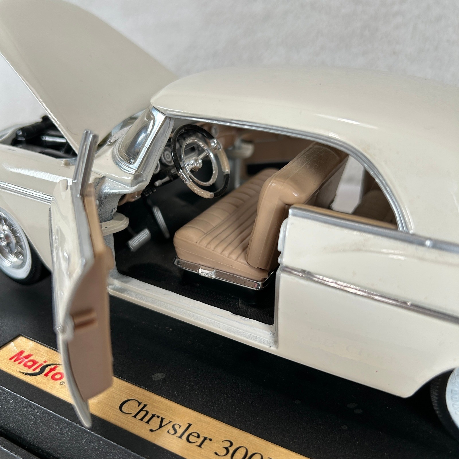 Maisto Chrysler 300B 1956 Cream 1:18 Scale Diecast Model Car with Display Stand