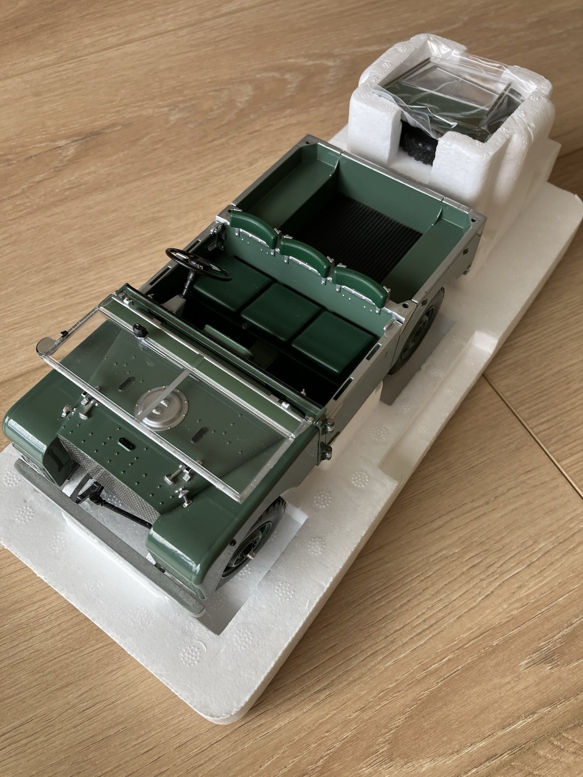 Minichamps 1948 Vintage Series 1 Land Rover Bronze Green 1:18 Scale