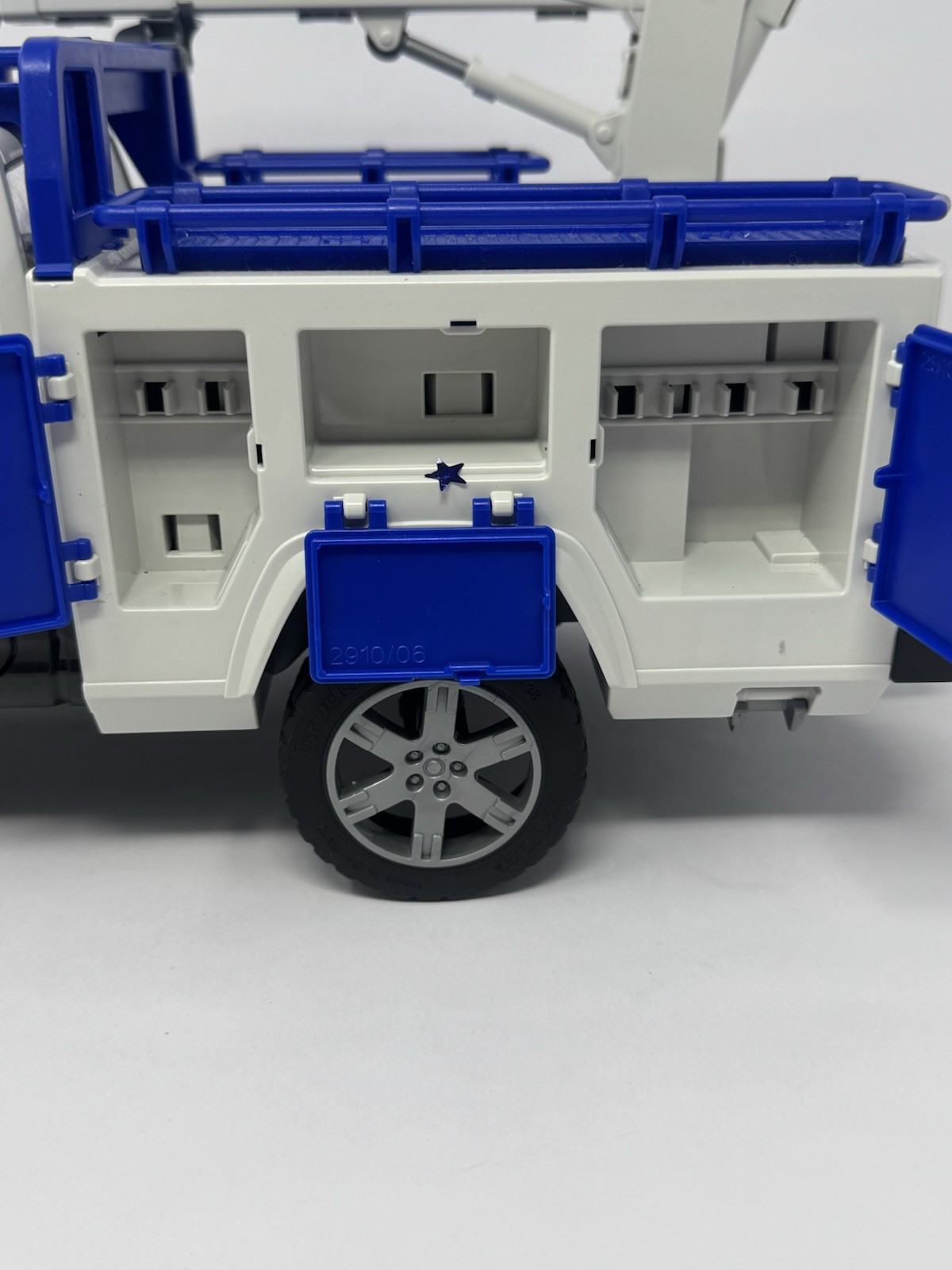 Bruder Dodge Ram 2500 Quad Cab Service Truck 1:16 Crane Truck Boxes Blue Light
