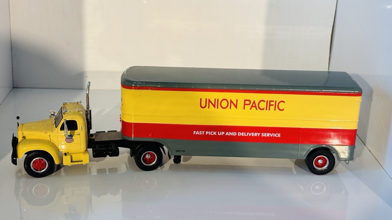IXO Models 1/43 Scale TTR005 Mack B 61 1955 Union Pacific – Boxed