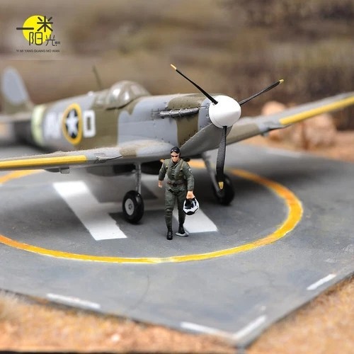 Miniatures Figure Scene Props 1/64 Male Pilot Holding a Helmet For Car Vehicle