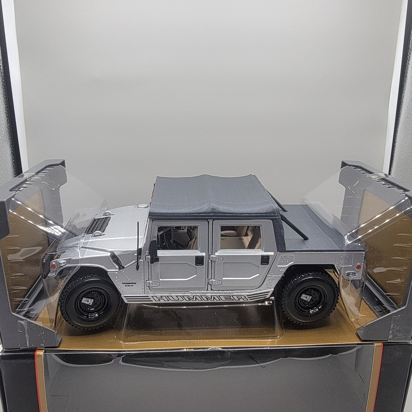 Maisto Hummer Hard Top 4×4 1:18 Scale Diecast Model Truck Military Humvee Silver