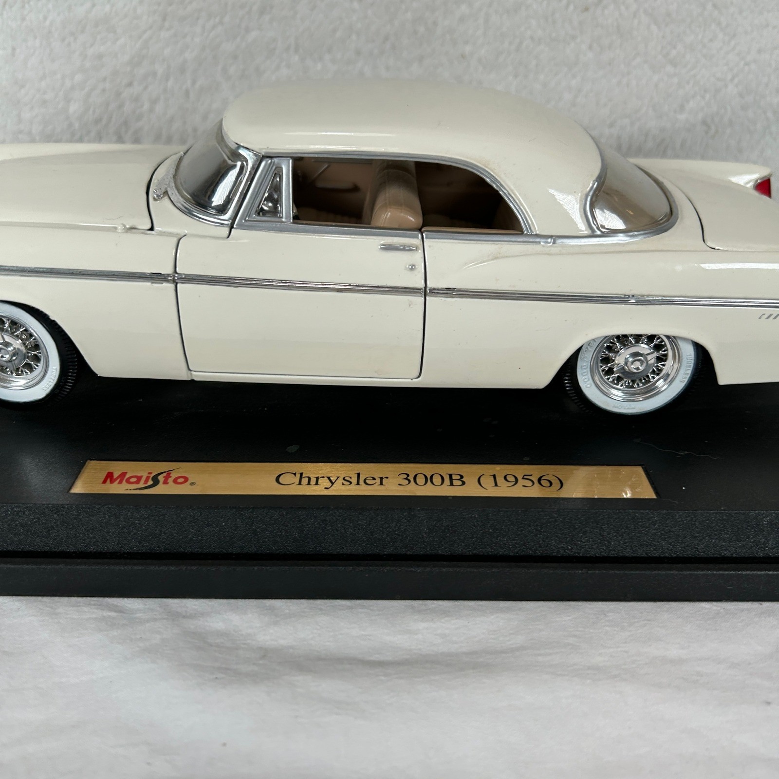 Maisto Chrysler 300B 1956 Cream 1:18 Scale Diecast Model Car with Display Stand