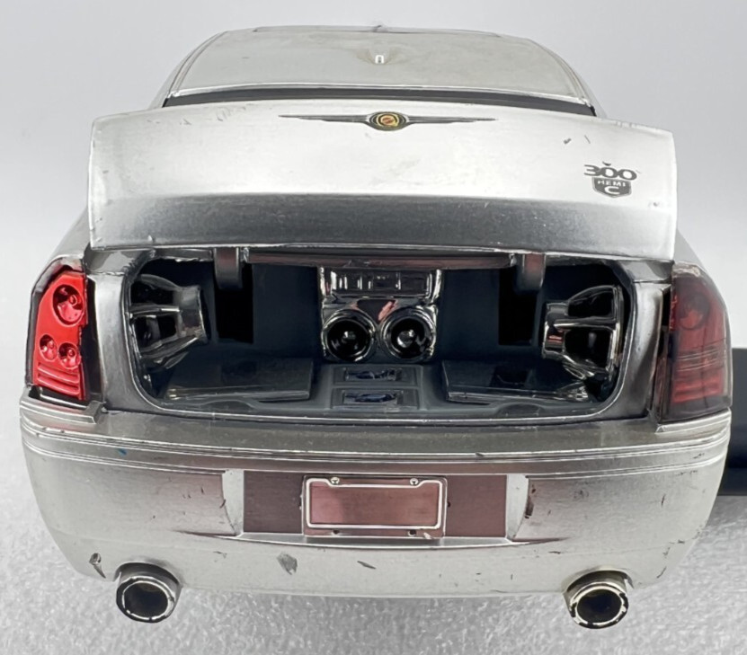 JADA 2005 Chrysler 300c Hemi 1:24 Scale Silver Metal Car Silver DUB City