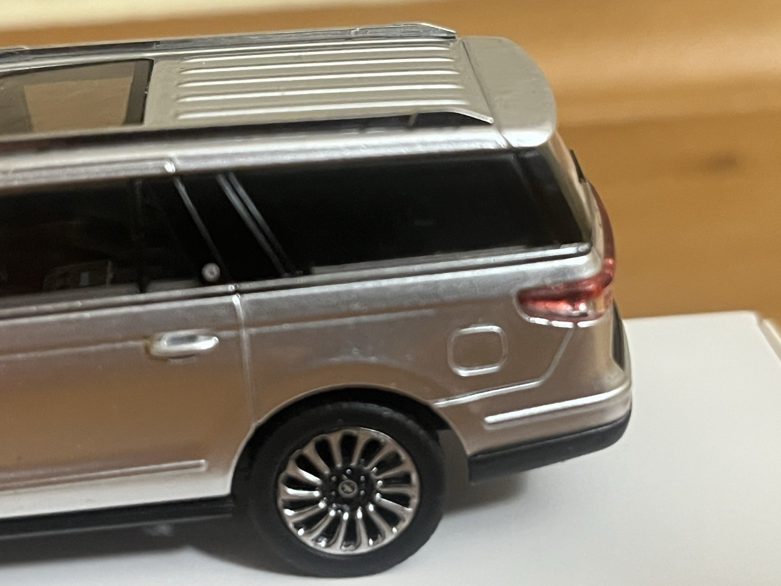 WTX 1:64 2018-2021 Lincoln Navigator L Reserve Silver W/ Folding Running Boards
