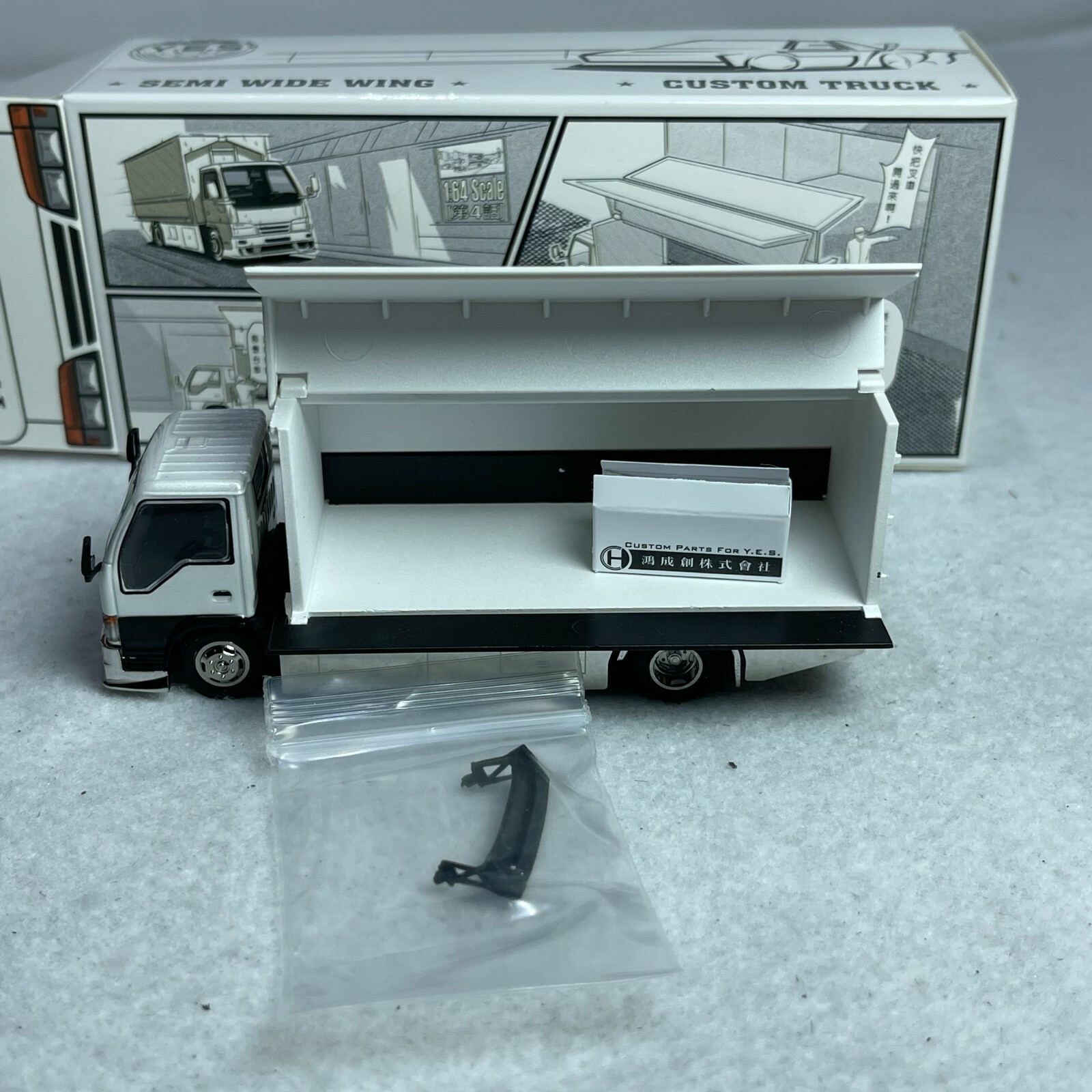 1/64 YES X Peako ISUZU SEMI Wide Wing Custom Truck White 63505