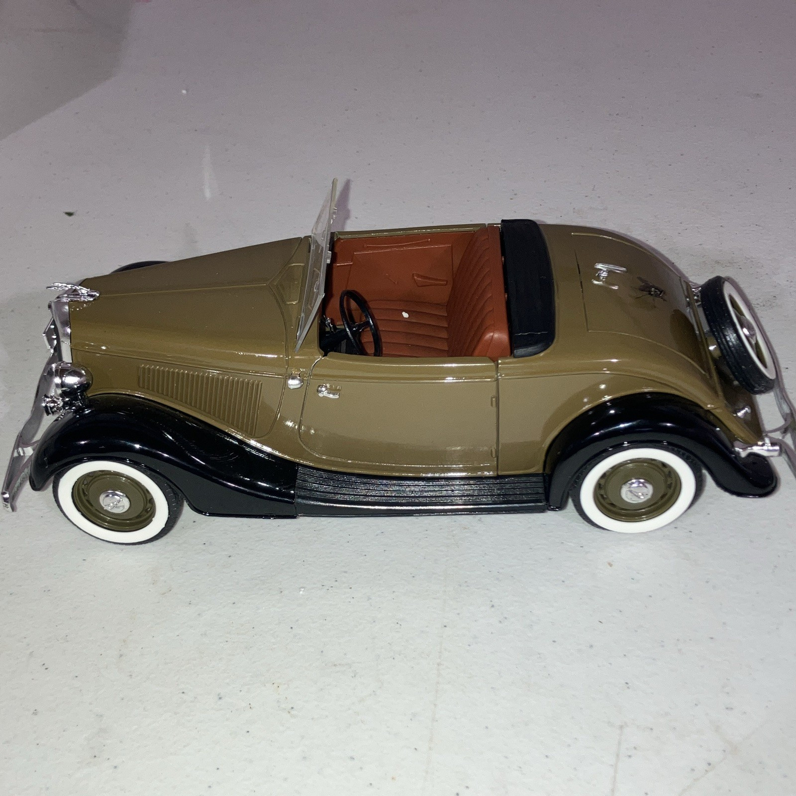 Fairfield Mint 1:24 1936 Ford Phaeton Diecast Tan/Black Opening Doors, Vintage