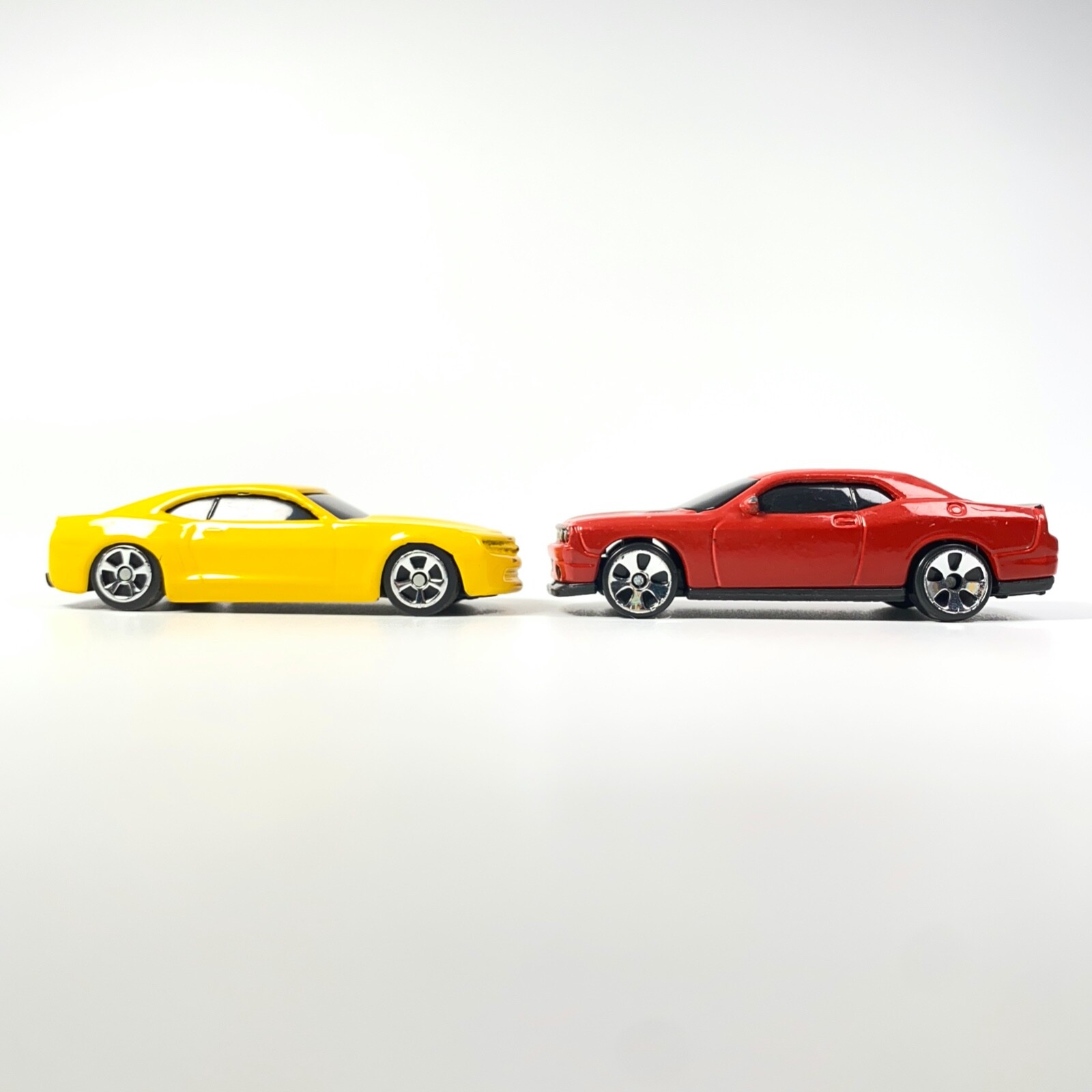 Maisto Lot 2006 Chevy Camaro Concept Yellow, 2008 Dodge Challenger SRT8 Red 1:64
