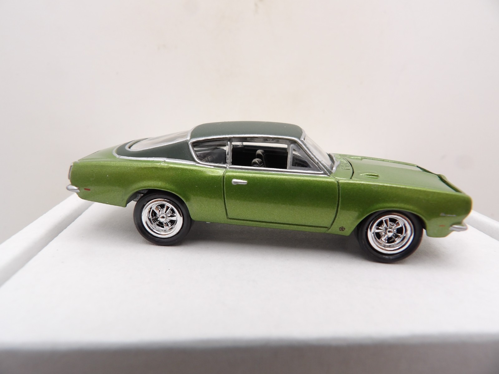 1969 PLYMOUTH BARRACUDA 2005 JOHNNY LIGHTNING MOPAR OR NO CAR 1:64 DIE-CAST