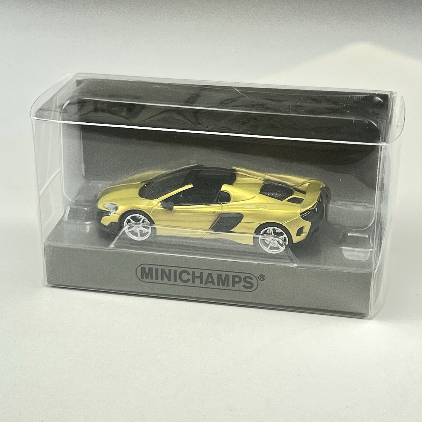 Minichamps 1/87 HO McLaren 675LT Spider 2016 Solis Yellow Metallic 870154434