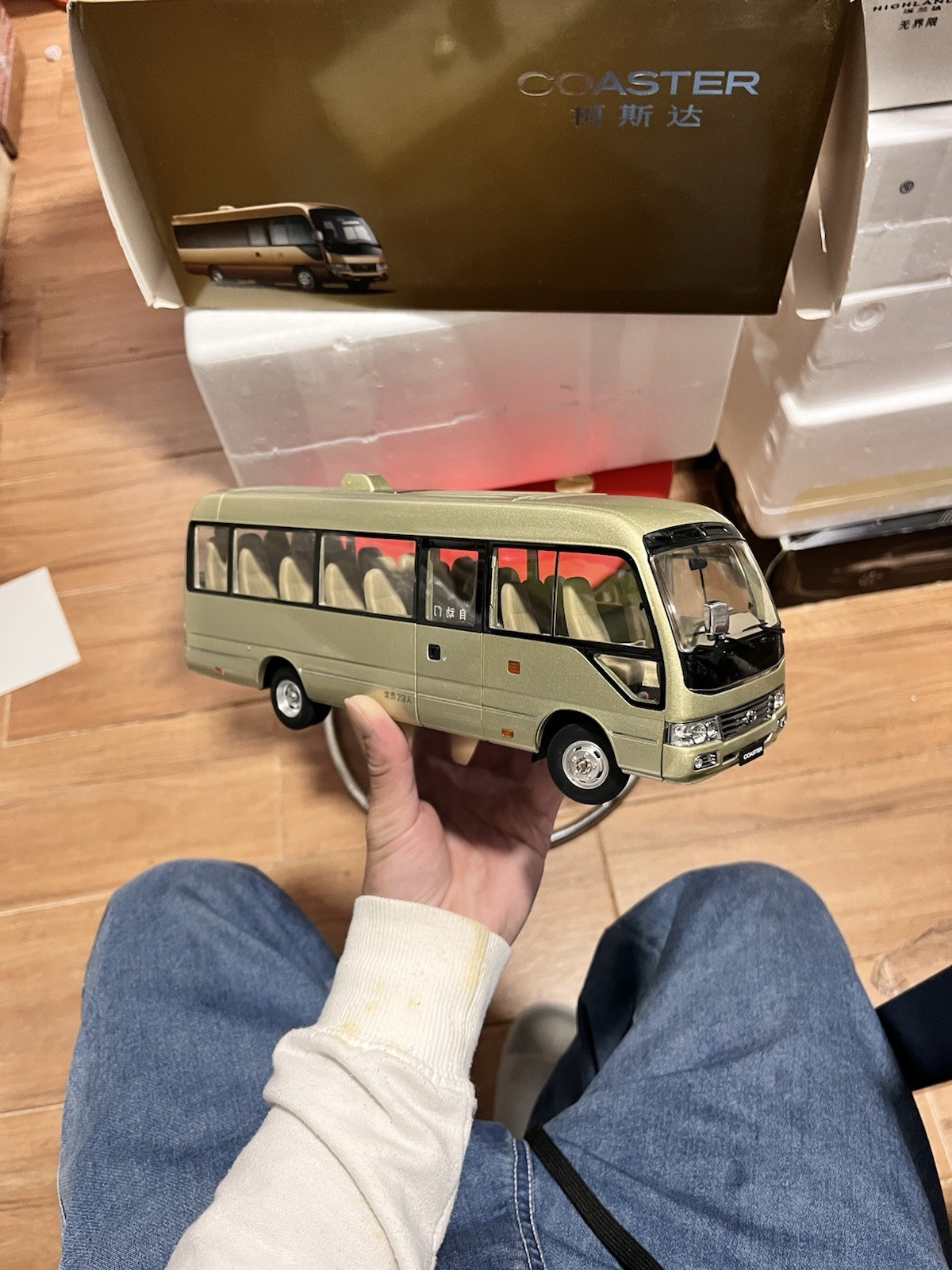 1:24 Scale Toyota Coaster Liesse Passenger Minibus Diecast Model Car