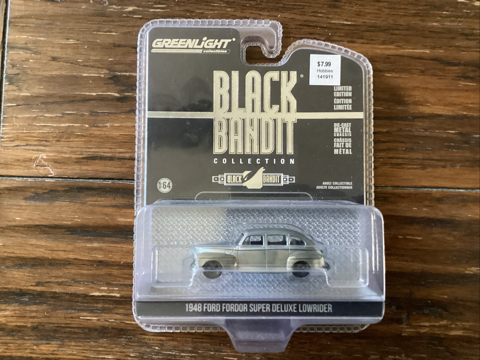 Greenlight BLACK BANDIT Series 1948 Ford Fordor Super Deluxe “Raw Chase” 1:64