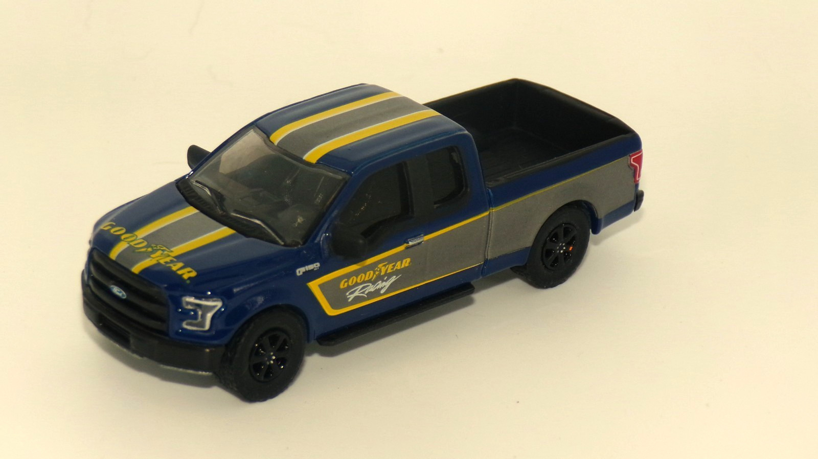 2014 Nissan GT-R (R35)-2015 Ford F-150-Enclosed Car Hauler…Greenlight…..1:64