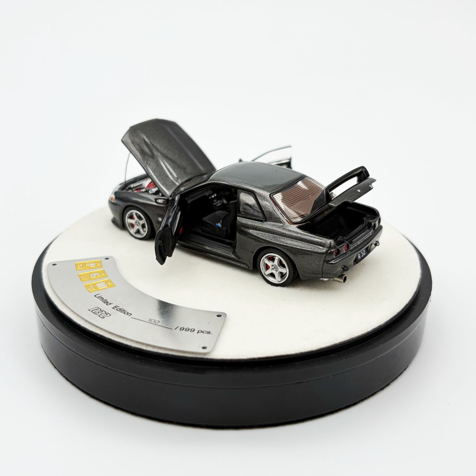 PGM 1:64 Nissan GTR R32 Gray – Diecast Model