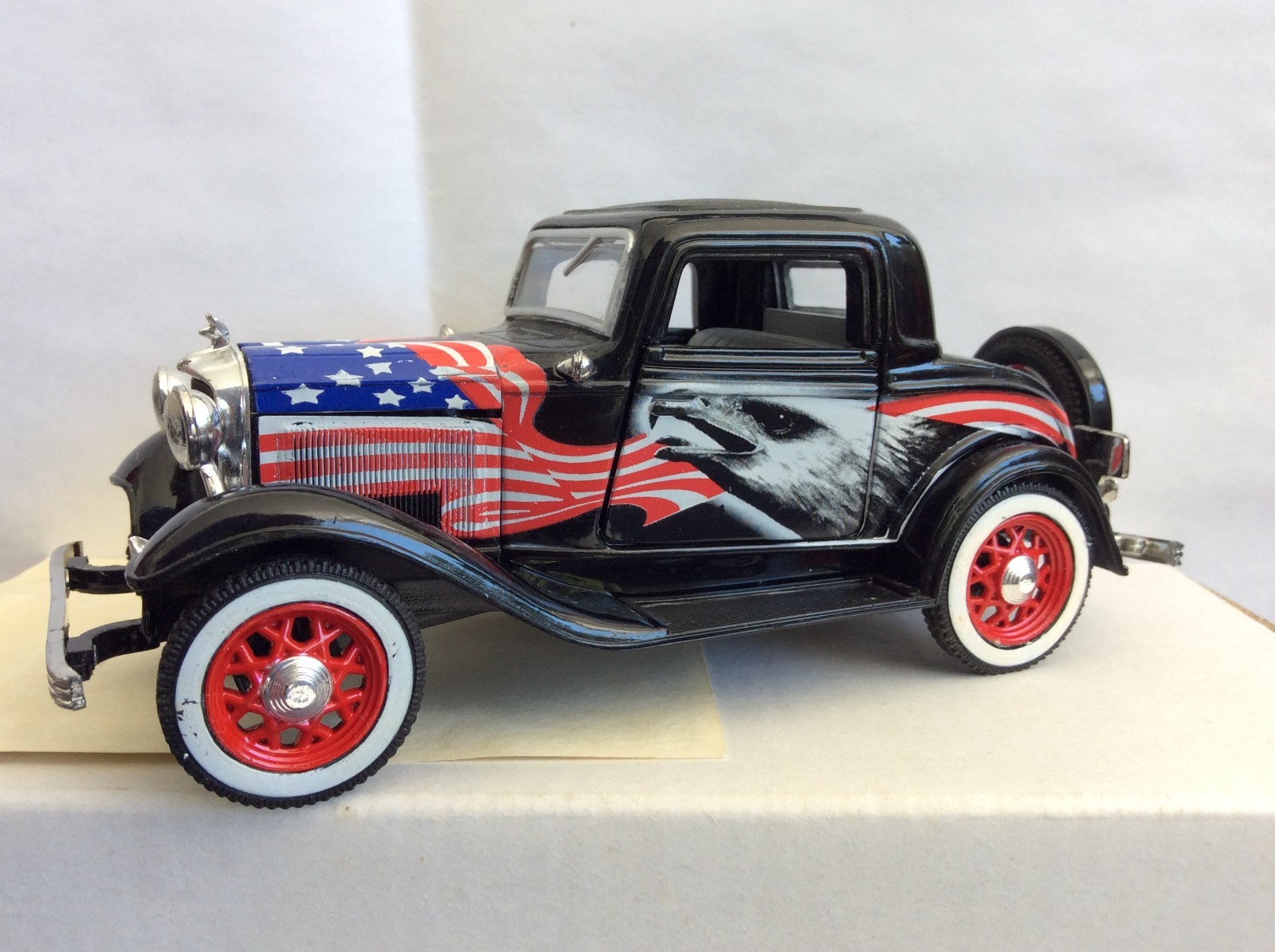 National Motor Museum Mint 1932 Ford 3 Window Coupe w/Flag 1/32 Diecast –