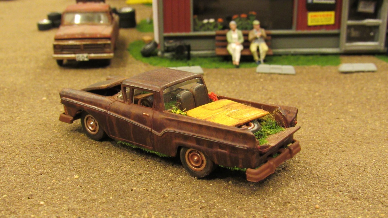CUSTOM BUILT WEATHERED RUSTY JUNK PARTS YARD 1957 FORD RANCHERO CAR TRUCK 1:64/A