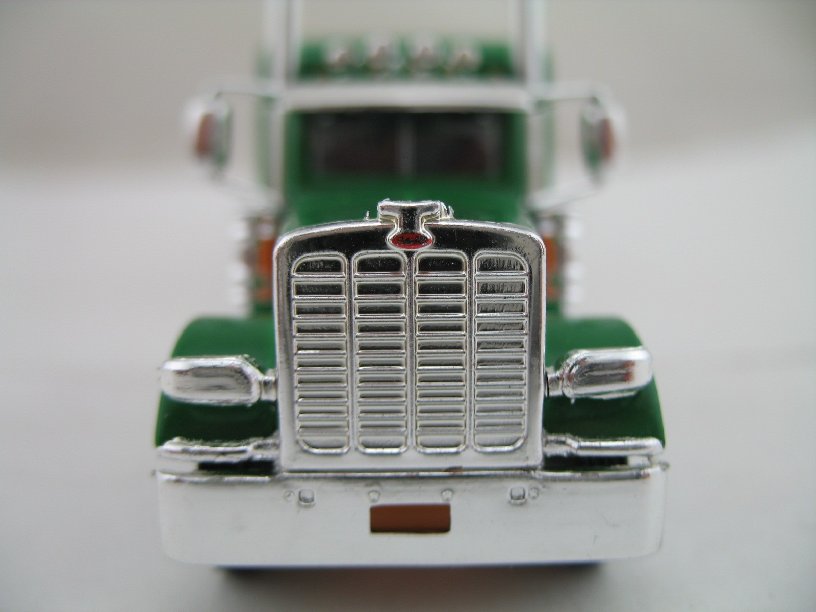 Trucks N’ Stuff HO Model Truck SPEC018: Peterbilt 389 SC w/ Pneumatic Tank Trlr