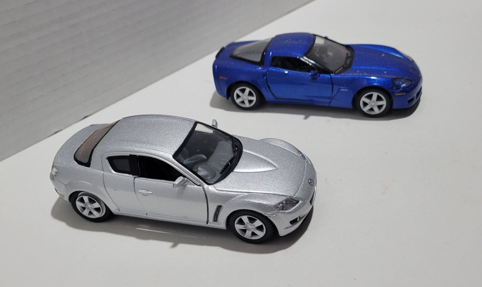 Kinsmart 2007 Chevrolet Corvette C6 Z06 & Mazda RX-8 1:36 Scale