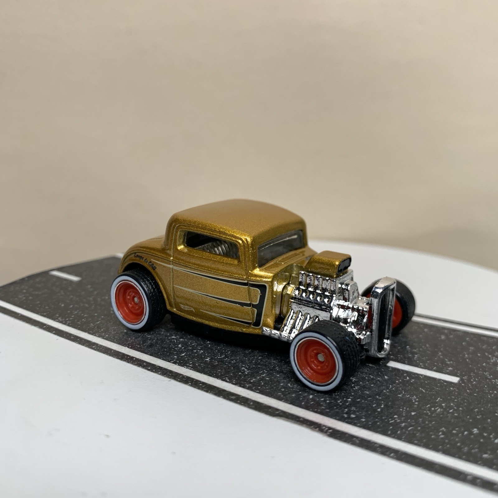 CUSTOM Hot Wheels 1932 Ford Coupe Gold Metallic w/Red Steelie White Wall RR 1:64