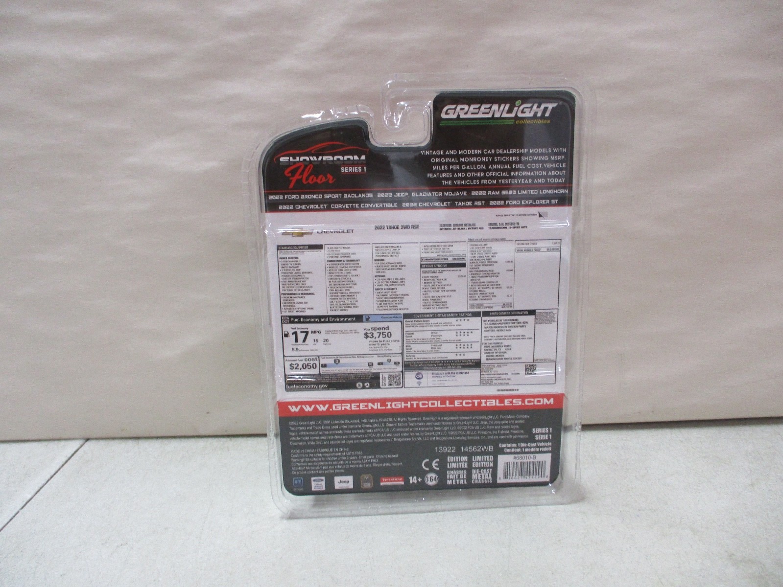 Greenlight Showroom Floor Series 1 2022 Chevrolet Tahoe RST Chase