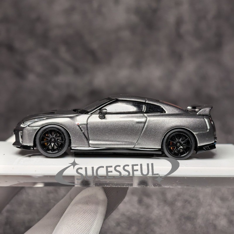 Motorhelix 1:64 R35 GT-R NISMO Track Edition Diecast Model