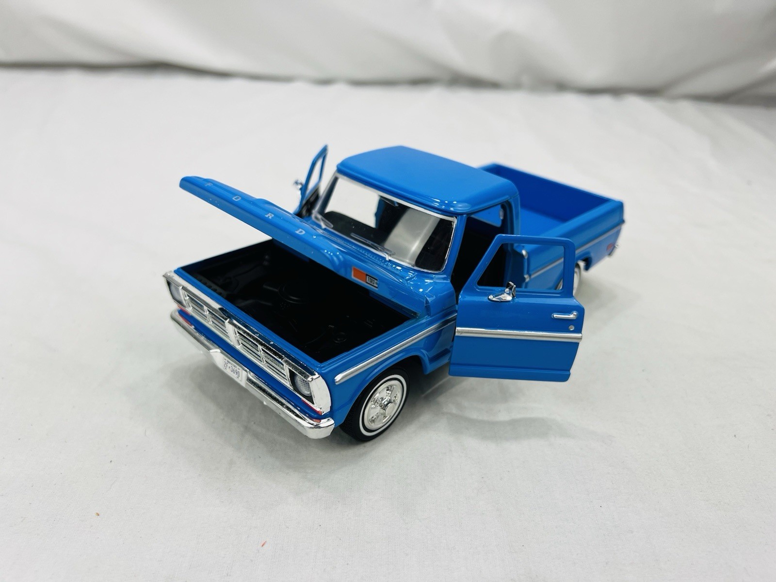 No Box Motormax 1972 Ford F-100 Pickup Truck 1:24 Light Blue