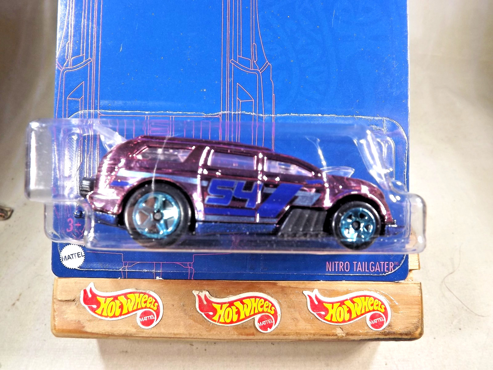 2022 Hot Wheels CHASE Pearl & Chrome Series 6/6 NITRO TAILGATER Pink w/Blue 5 Sp
