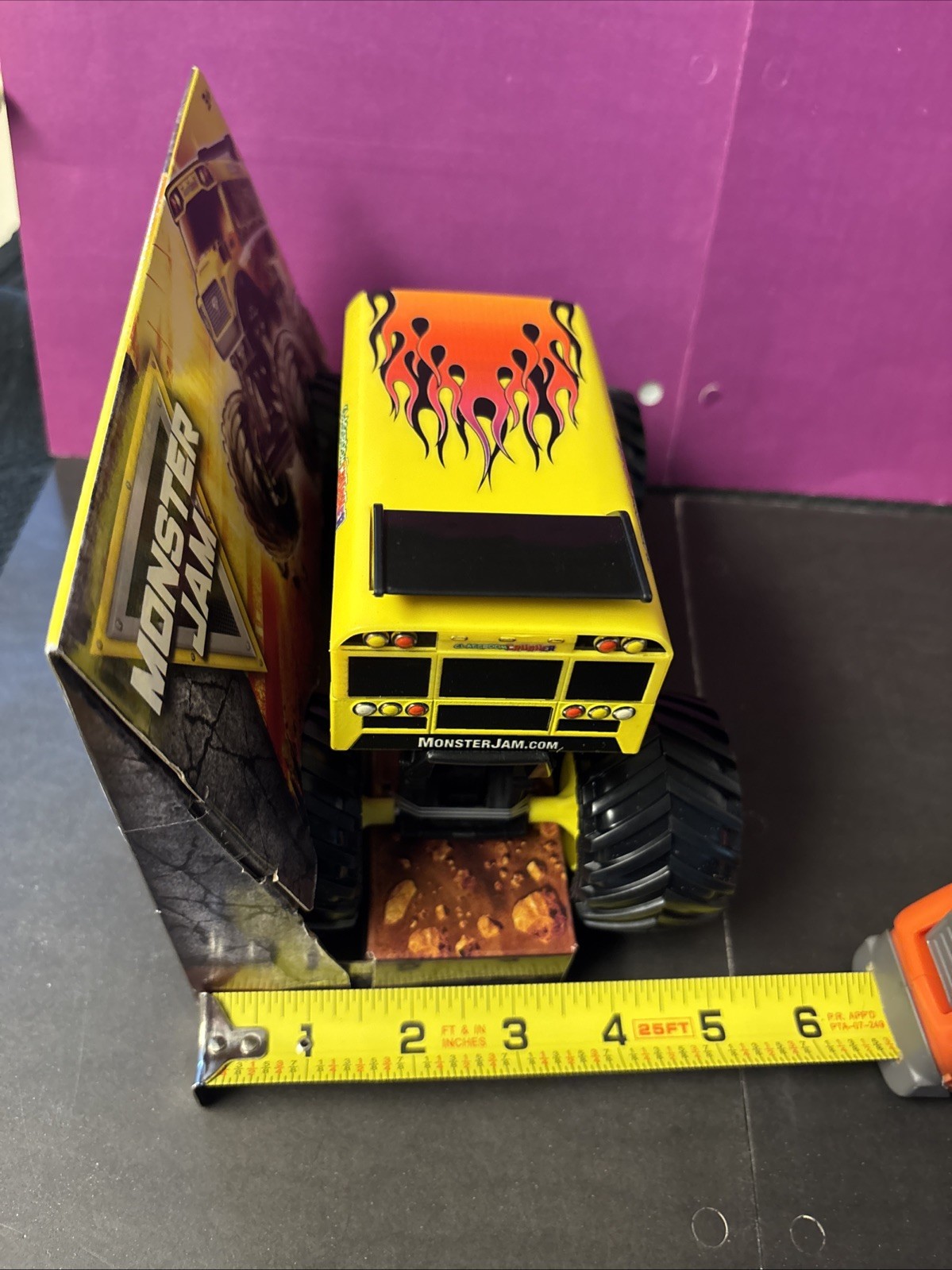 SPIN MASTER 2026 MONSTER JAM SERIES 28 CLASSROOM CRUSHER BIG 1/24 MONSTER TRUCK