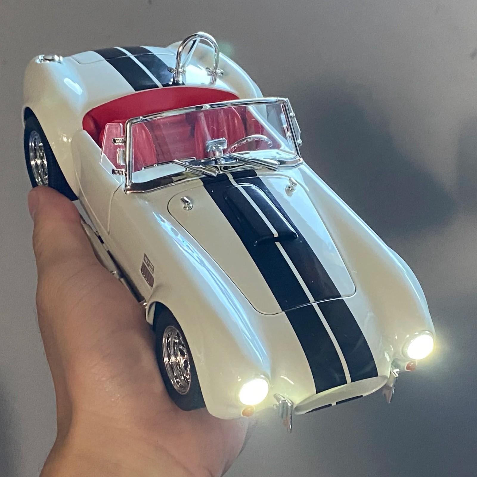 1:24 Ford Shelby Cobra 427 S/C Diecast-Light Sound Vintage Charm for Collectors