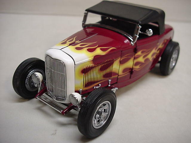 FORD EDELBROCK BRIZIO 1932 NICE HIGHBOY STREET ROD METAL ROADSTER 1-18 GMP