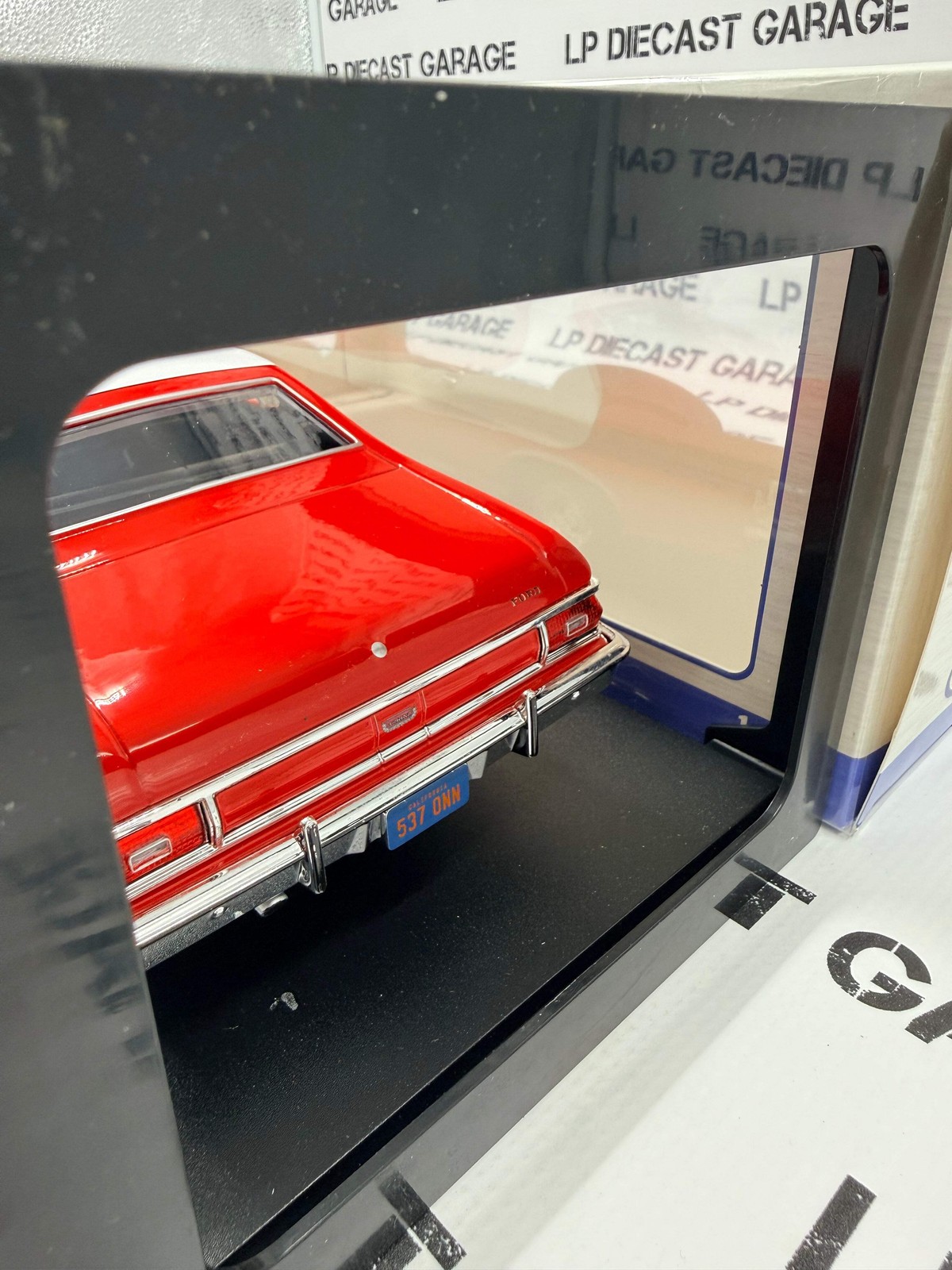 MCG Model Car Group 1975 Ford Gran Torino Starsky & Hutch 1:18 Diecast