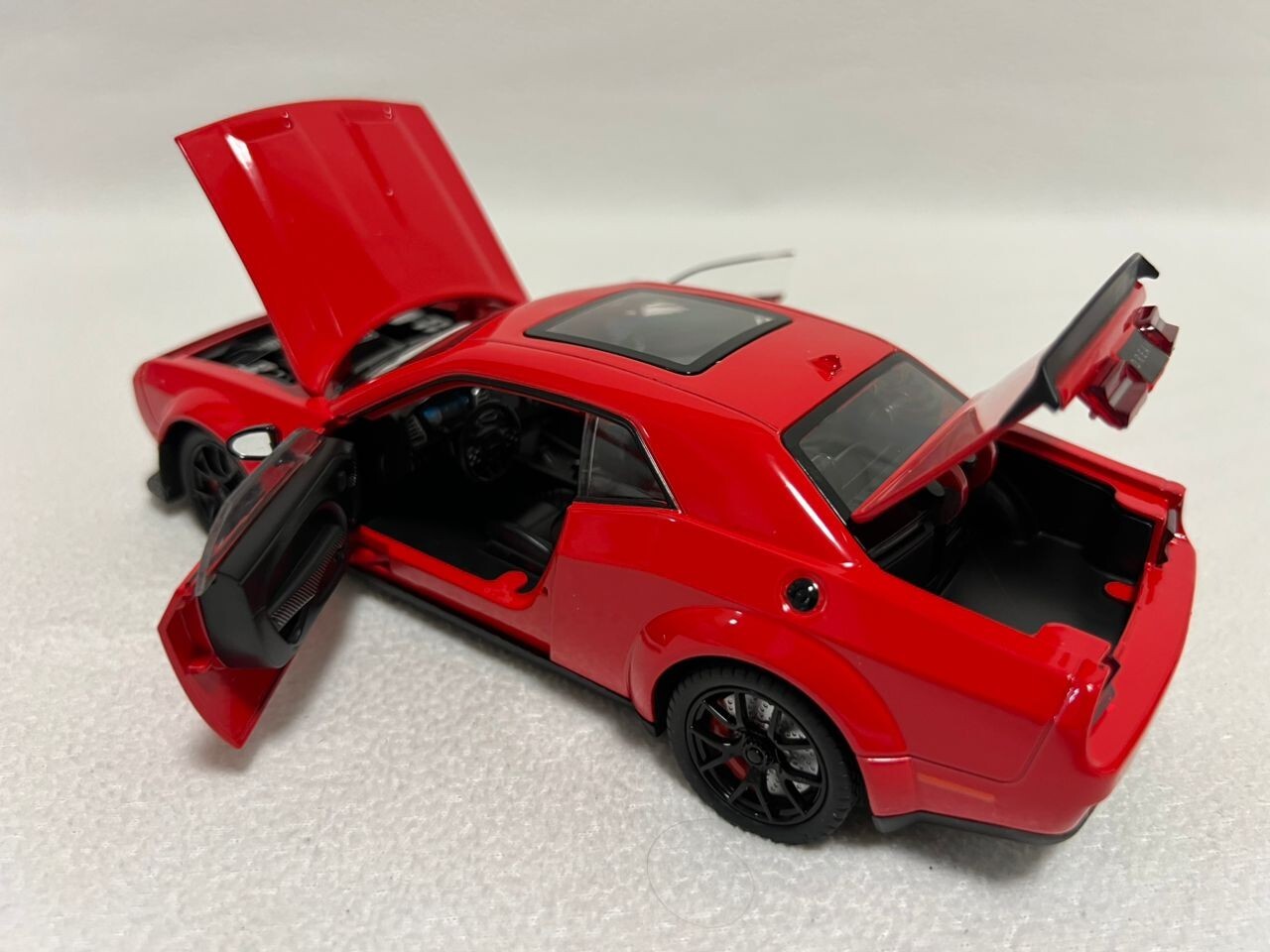 1:24 Dodge Challenger Hellcat Alloy Diecast Toy Car Model Sound Light Pull Back