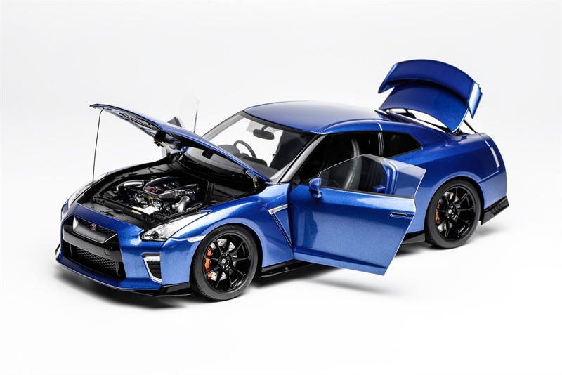 MotorHelix 1/18 Nissan GTR R35 Track Edition NISMO T-Spec 2020 Diecast Model Car