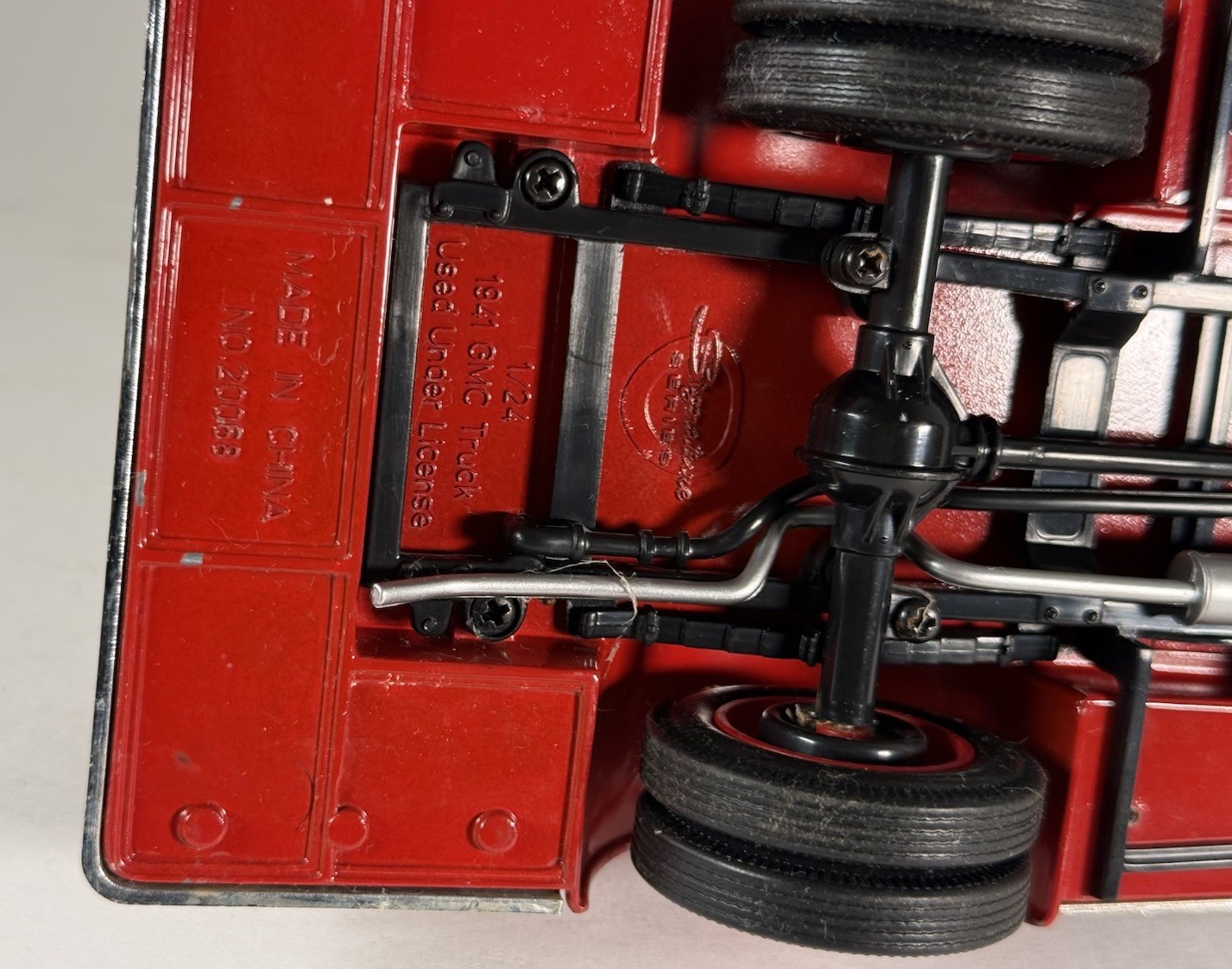 S1 1941 GMC Firetruck Red Fire Truck Yat Ming 1/24 Diecast #20068 – Vibrant NIB