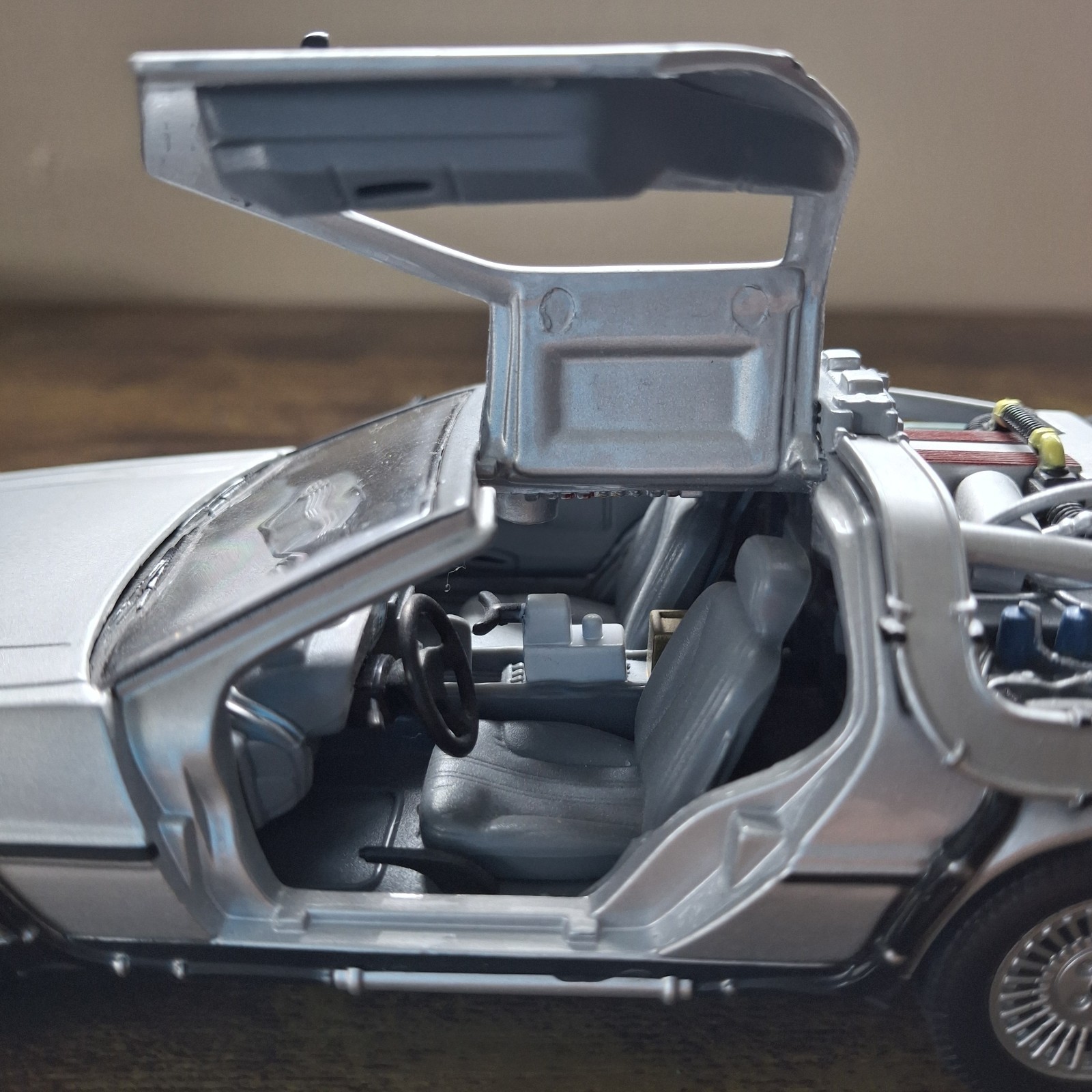 WELLY DeLorean DMC-12 Back to the Future 2 Time Machine Diecast Car Silver 1:24