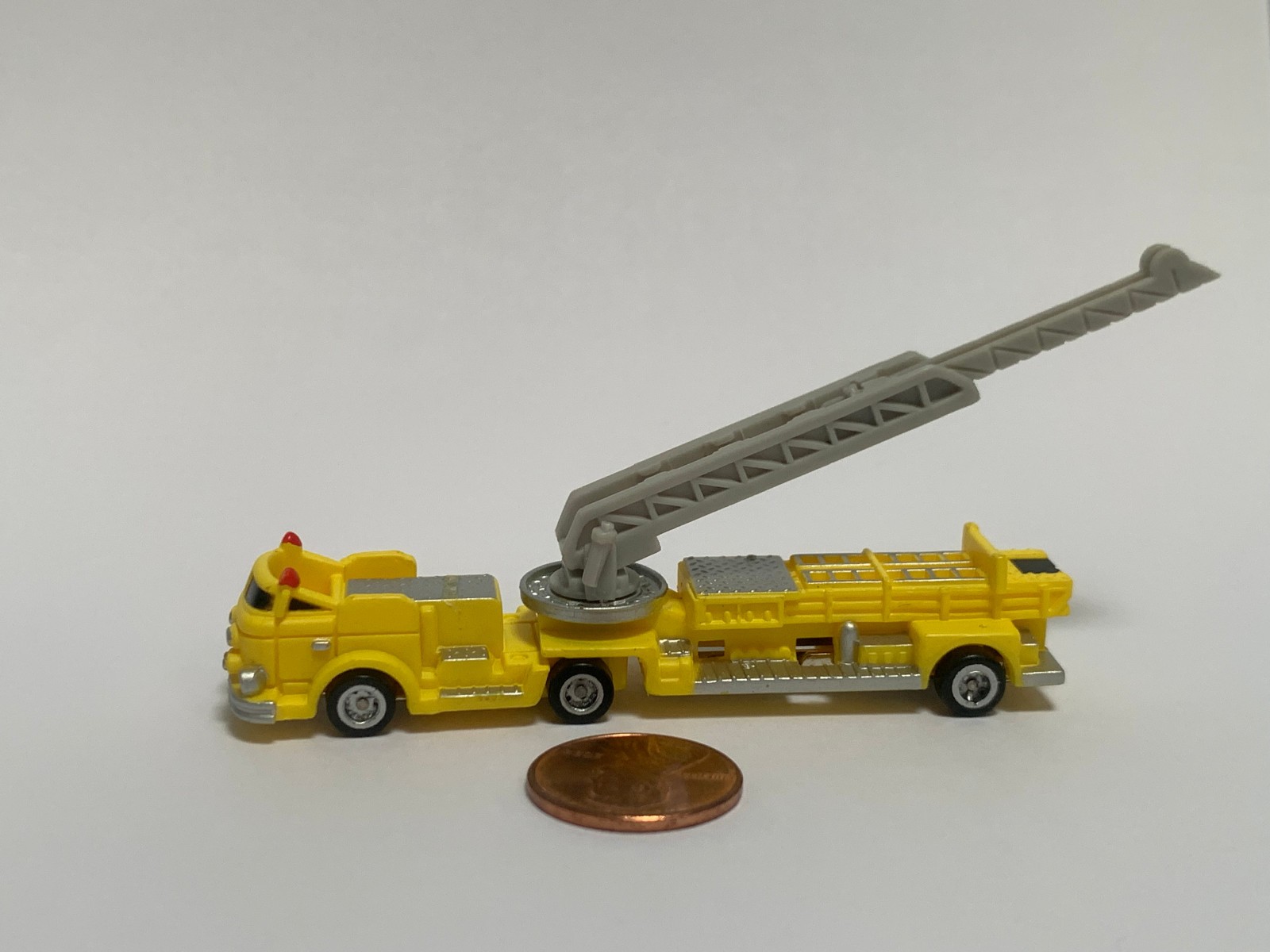 MICRO MACHINES SIZE N SCALE ARIAL FIRE LADDER TRUCK 1997 HOT WHEELS PLANET