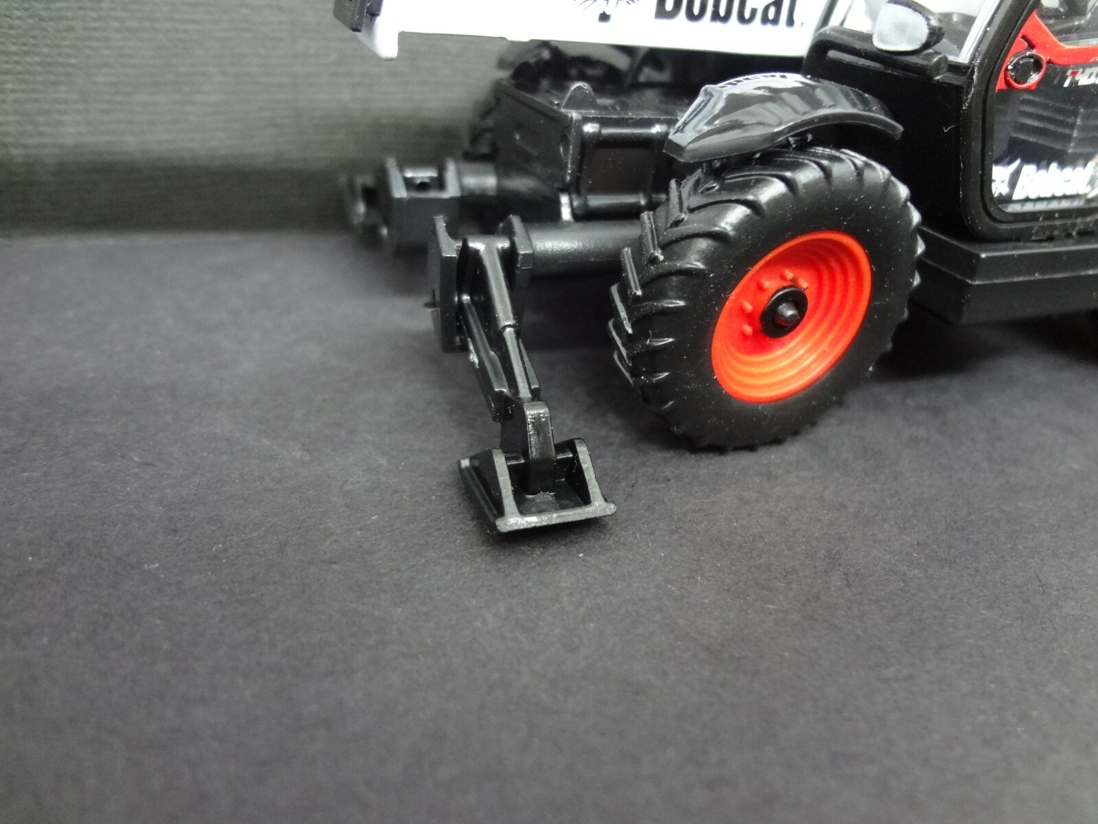 BOBCAT telescopic handler with man platform – Construction Warehouse