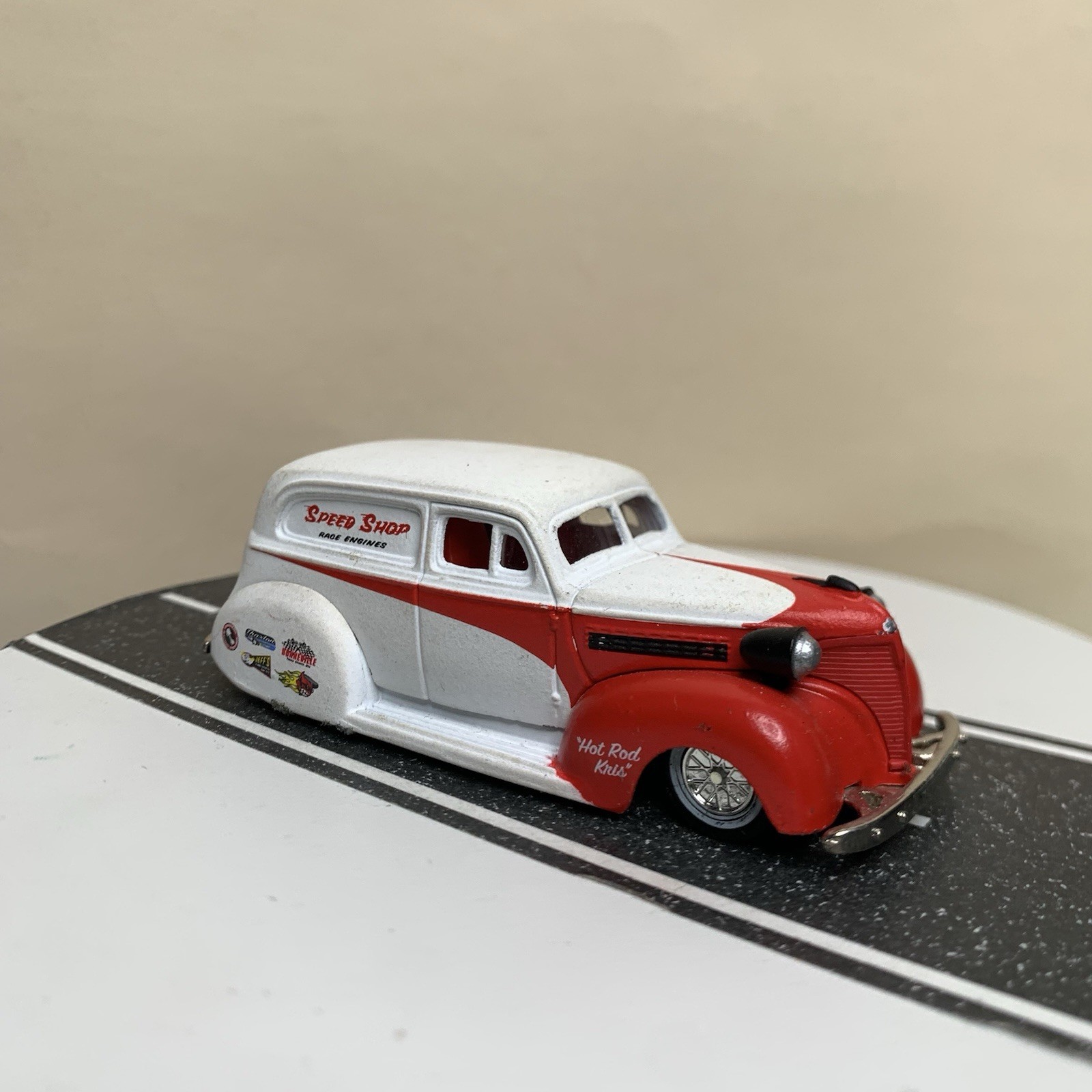 Jada Toys Road Rats Series 1939 Chevy Sedan Delivery Speed Shop White/Red 1:64