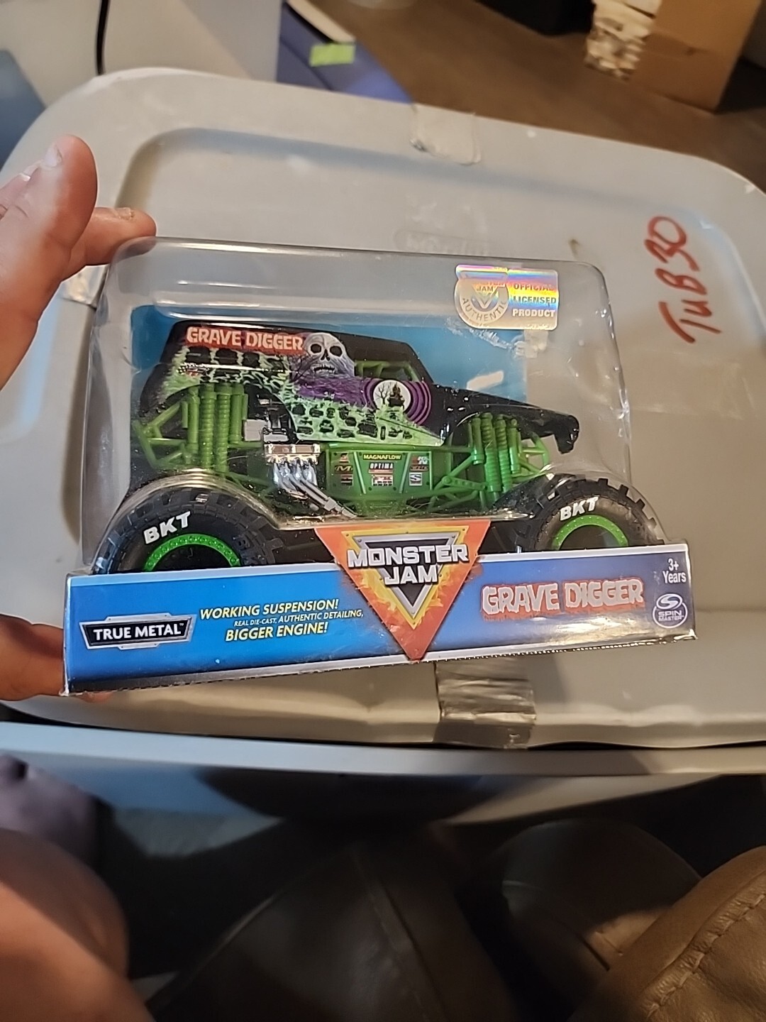 Monster Jam Grave Digger Monster Truck 1:24 Scale Diecast Vehicle By Spin Master