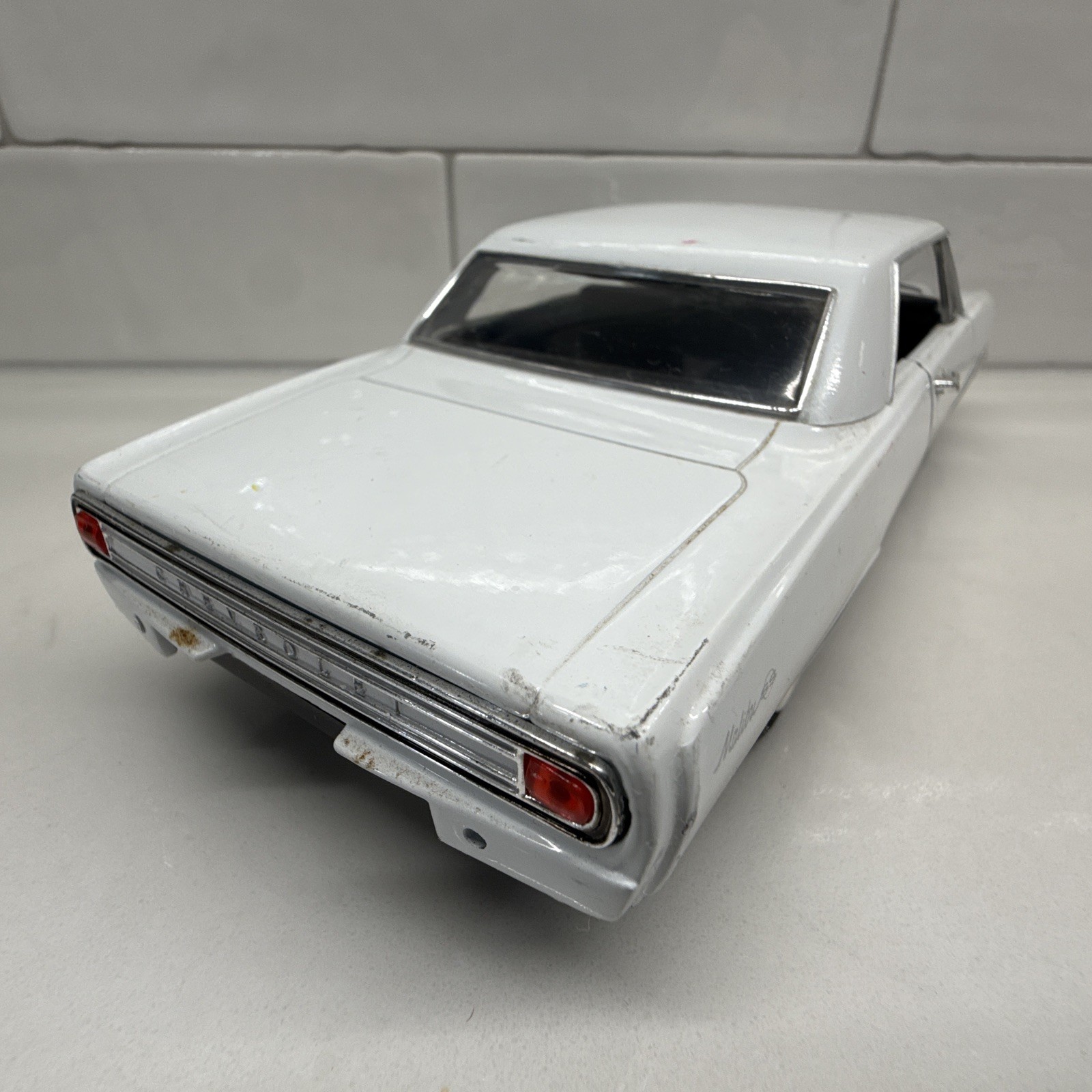 Saico White 1965 Chevy Chevell SS 396 Z-16 1:24 Scale Diecast Model – Ships Fast