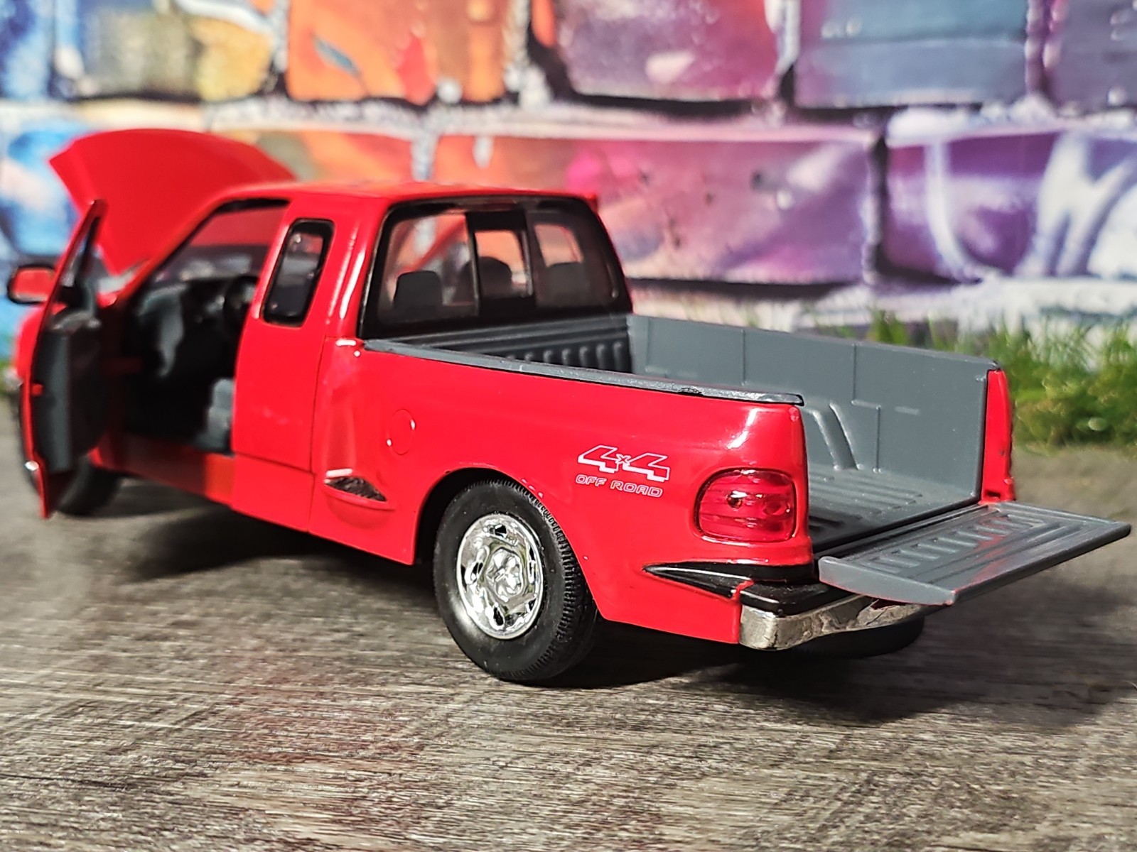 MotorMax 2001 Ford F-150 XLT Flare Side Red 1:24 Diecast Truck NO BOX