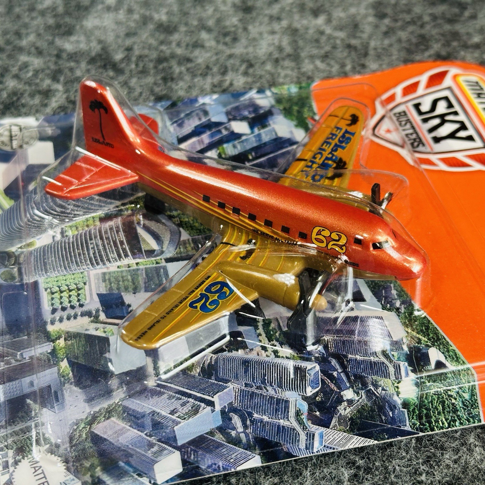 Lot of 2 Matchbox Sky Busters MBX Airliners 10/33 Silver & 5/31 Bronze w/playmat
