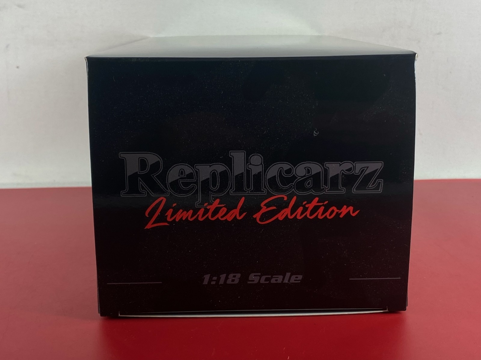 1/18 Replicarz 1990 Domino’s Indy 500 Win Aurie Luyendyk 18060 Limited