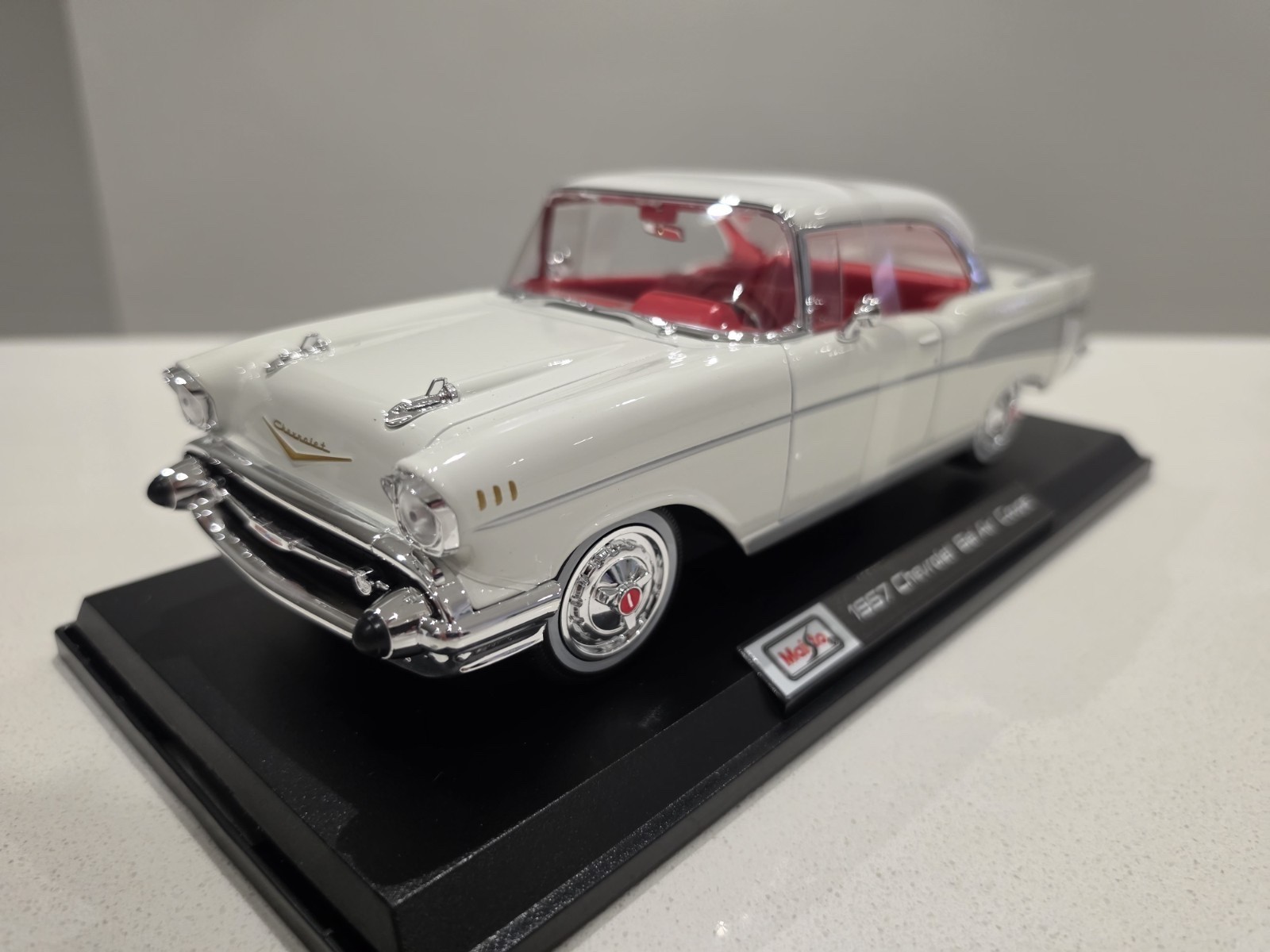 Maisto Special Edition 1:18 Scale Diecast Car 1957 Chevrolet Bel Air Coupe White